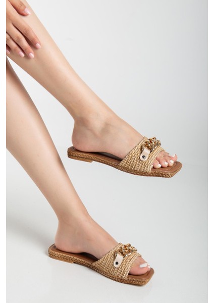 Kadın Düz Topuklu Terlik Bej Kalın Tek Bant Zincir Aksesuarlı Hasır