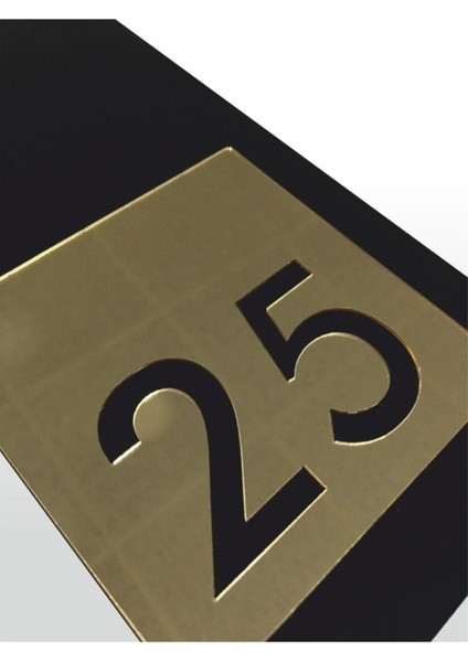 Siyah ve Altın Detaylı Daire Kapı Numarası 28, Şık ve Modern Tasarım fırsatları