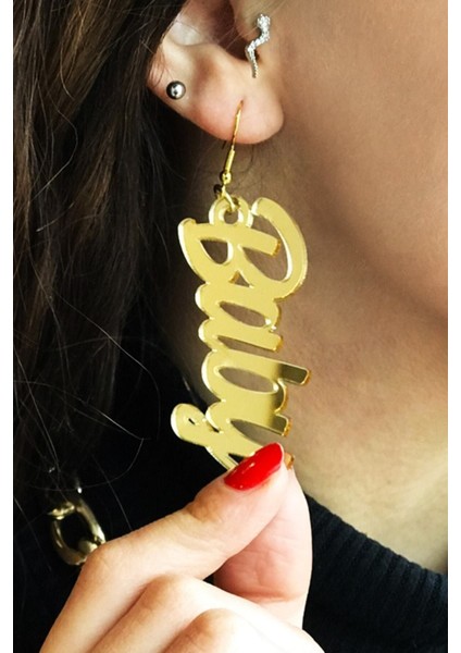 Şık Kadın Yazı Detaylı Altın Küpe, Zarif ve Parlak Takı Seçeneği