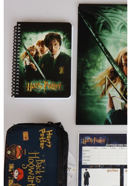 Lisanslı Harry Potter Kalem Çantası,bloknot, Çıtçıt Dosya ve 24'lü Okul Etiketi Kırtasiye Seti "dekomus Cep Defteri Hediyeli" fırsatları