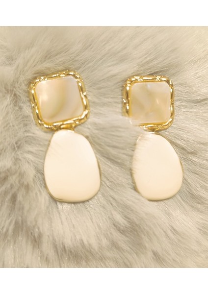 Beyaz Figürlü Sallantılı Gösterişli Küpe fiyatları