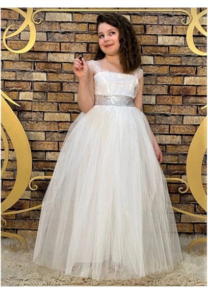 Beyaz Pul Detaylı Tam Boy Çocuk Abiye Elbise, Gösteri ve Parti Için Ideal.