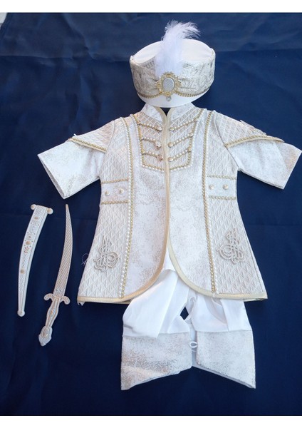 Sevimli ve Şık Bej Sünnet Kıyafeti, Özel Anlar Için Ideal Seçim