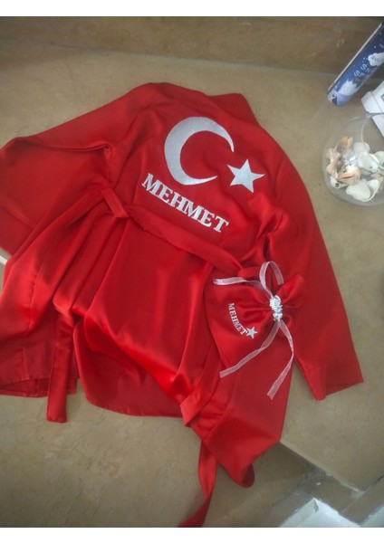 Isimli Kırmızı Sünnet Sabahlık, Şık ve Rahat Kullanım Için Ideal Seçim