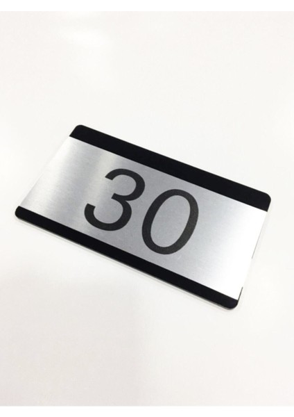 Gri Daire Kapı Numarası 28, Şık ve Modern Tasarım