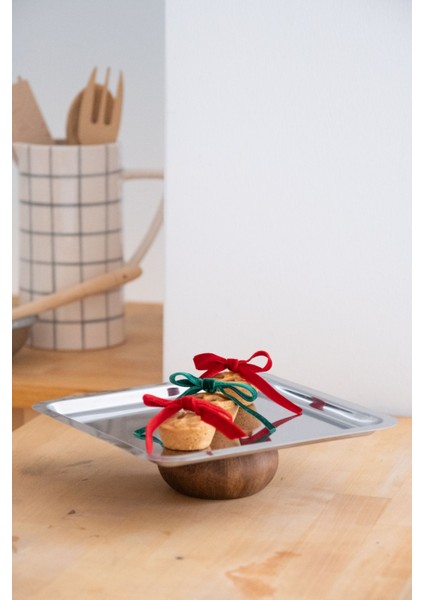 Ahşap Ayaklı Metal Kare Servis Tepsisi, Şık ve Kullanışlı Ev Dekorasyonu Sağlar.