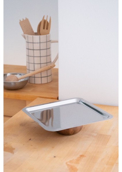 Ahşap Ayaklı Metal Kare Servis Tepsisi, Şık ve Kullanışlı Ev Dekorasyonu Sağlar. modelleri