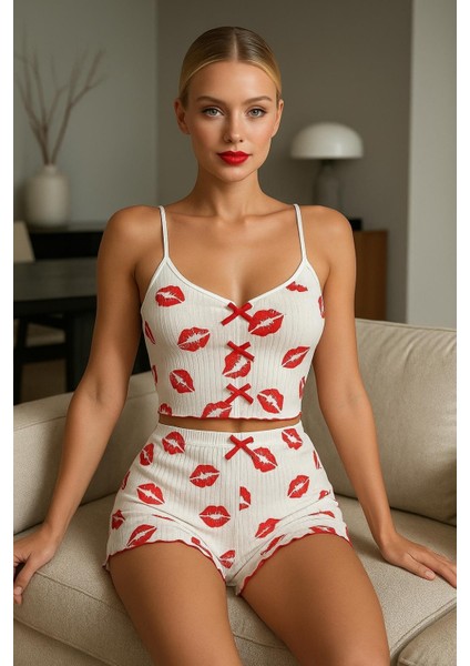 - Dudak Desenli Şortlu Pijama Takımı