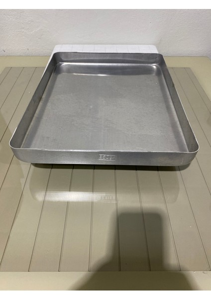 Büyük Boy Gri Baklava Tepsisi, Şık ve Dayanıklı, Pratik Kullanım Sağlar.