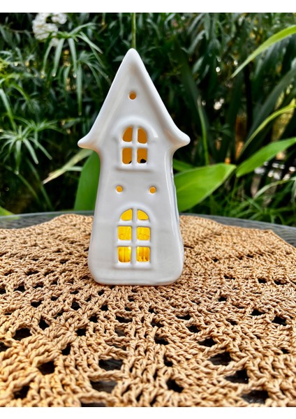 Seramik Ev Şeklinde Dekoratif Mumluk – 19 cm Yükseklik
