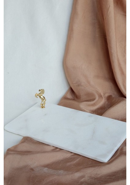 Ince Mermer Sunumluk, Şık Altın At Figürü Detaylarıyla Zarif Tasarım