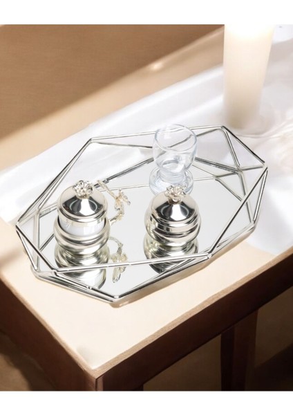 Şık Gümüş Tepsi, Beyaz Dekoratif Eşya, Zarif Sunum Aracı