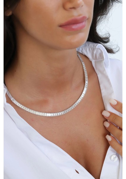 Yarım Tur Beyaz Altın Su Yolu Kolye