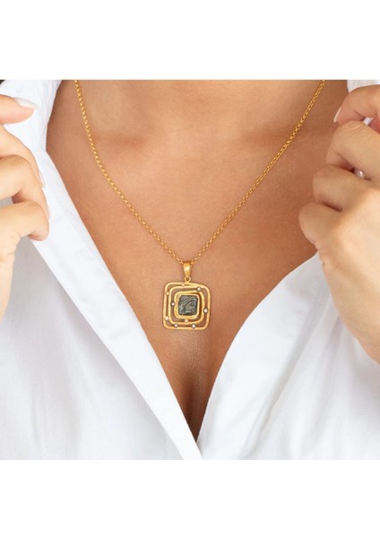 Kare Madalyon Tasarım Altın Kolye