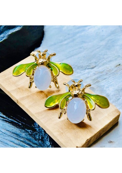 Yeşil Renk Mineli Mercan Taşlı Altın Renk Çivi Kilitli Arı Küpe