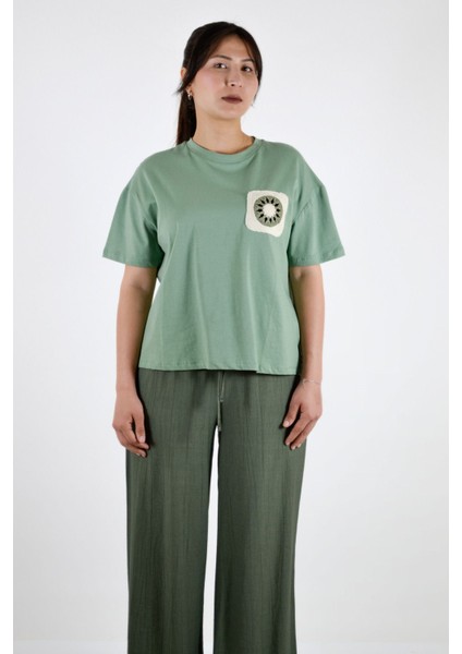 Örgü Nakış Detaylı Sıfır Yaka Tişört - Çağla Yeşili