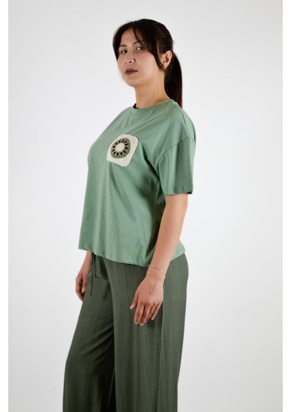 Örgü Nakış Detaylı Sıfır Yaka Tişört - Çağla Yeşili modelleri