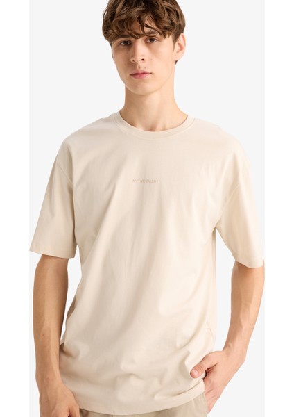 %100 Pamuk Boxy Fit Rahat Kesim Bisiklet Yaka Sırt Baskılı Kısa Kollu Tişört F8330AX25AU indirimleri