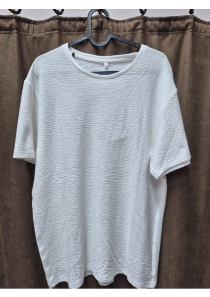 Erkek Beyaz Dokulu Oversize Tişört – Rahat Kesim