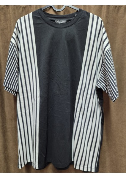 Erkek Siyah Çizgi Bloklu Oversize Tişört – Kontrast Desenli Modern Tasarım