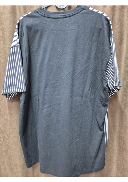 Erkek Siyah Çizgi Bloklu Oversize Tişört – Kontrast Desenli Modern Tasarım fiyatları