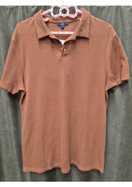 Erkek Kahverengi Dokulu Polo Yaka Tişört – Şık ve Rahat