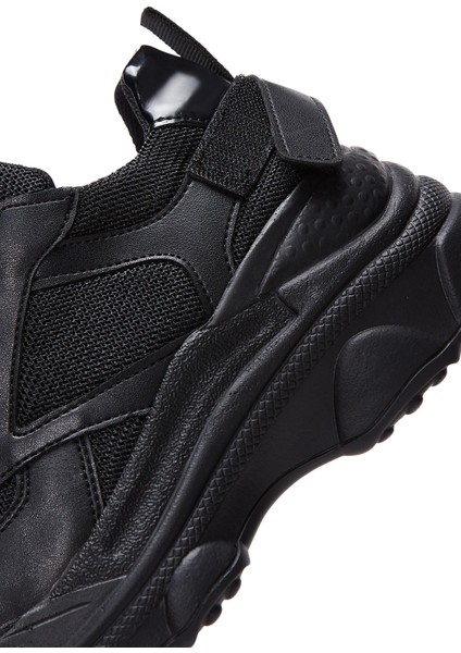 Kadın Siyah Bağcıklı Kalın Tabanlı Sneaker 25AFE220014