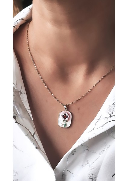 Bordo Pembe Çiçek Figürlü Mineli Çelik Kolye fiyatları