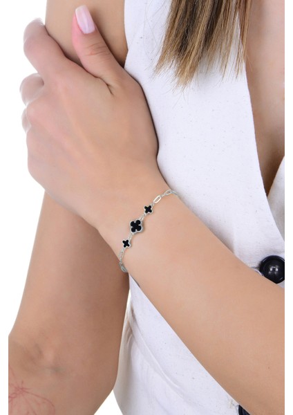 Gümüş Rodyumlu Onix Taşlı Ataç Zincir Detaylı Çift Zincirli Yonca Bileklik SGTL12929RODAJ