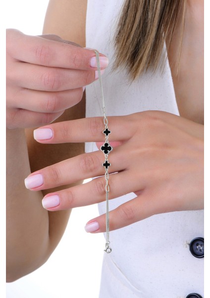 Gümüş Rodyumlu Onix Taşlı Ataç Zincir Detaylı Çift Zincirli Yonca Bileklik SGTL12929RODAJ fiyatları