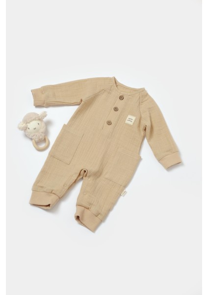 Unisex Bebek Pamuklu Müslin Tulum – Ahşap Düğmeli ve Cepli Tasarım