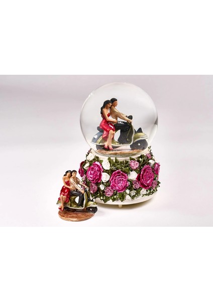 Kar Küresi Renkli Güller Büyük 100 Mm. El Boyaması, Müzikli Kendinden Üflemeli, Vespalı Sevgili Çift