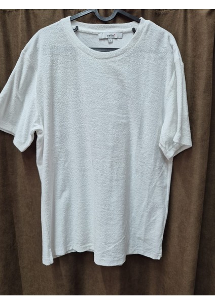 Beyaz Havlu Dokulu Erkek Tişört – Yumuşak ve Rahat Kumaş