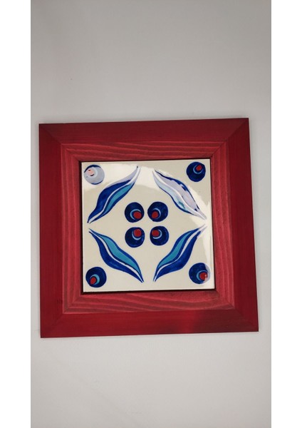 Kırmızı 10/10 Çini Karo, Zarif ve Şık Dekoratif Tasarım