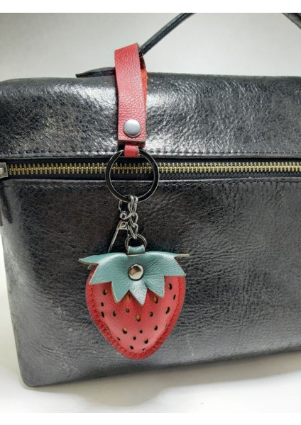 Çilekli Gerçek Deri Fiyonk Çanta Süsü indirimleri