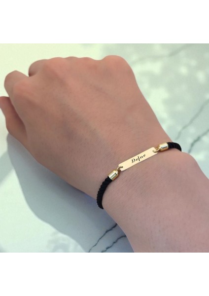 Defne İsmine Özel Dikdörtgen Figürlü 14 Ayar Altın Plakalı Siyah Örgü İpli Hediye Bileklik - 555 İsim