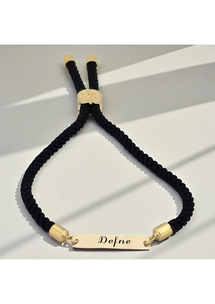 Defne İsmine Özel Dikdörtgen Figürlü 14 Ayar Altın Plakalı Siyah Örgü İpli Hediye Bileklik - 555 İsim fiyatları