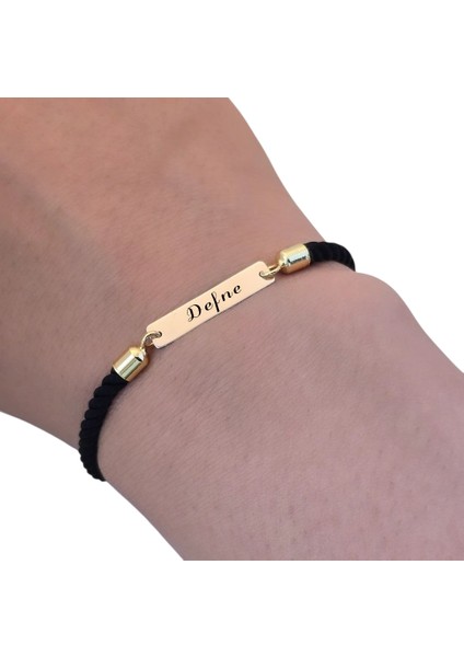 Defne İsmine Özel Dikdörtgen Figürlü 14 Ayar Altın Plakalı Siyah Örgü İpli Hediye Bileklik - 555 İsim modelleri