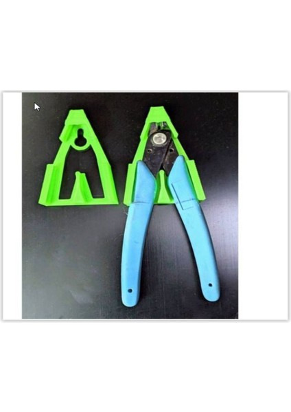 Yeşil Duvara Monteli Pense Tutucu, Pratik ve Şık Tasarım.