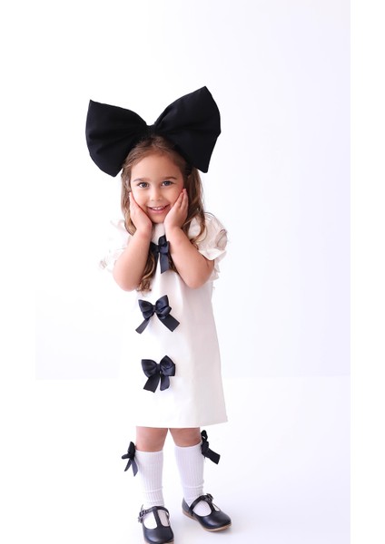 Anna Beyaz -Kısa Kollu Önü Fiyonk Detay modelleri