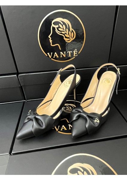 VANTÉ’nin siyah fiyonk detaylı slingback modeli, ince el işçiliğiyle tasarlandı. Her adımda sofistike bir duruş sunan bu ayakkabı, özel davetlerden günlük şıklığa kadar her ortamda size eşlik edecek.