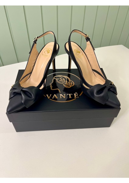 VANTÉ’nin siyah fiyonk detaylı slingback modeli, ince el işçiliğiyle tasarlandı. Her adımda sofistike bir duruş sunan bu ayakkabı, özel davetlerden günlük şıklığa kadar her ortamda size eşlik edecek. modelleri