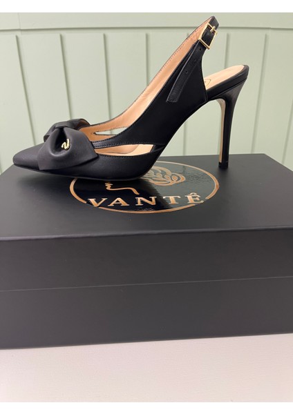 VANTÉ’nin siyah fiyonk detaylı slingback modeli, ince el işçiliğiyle tasarlandı. Her adımda sofistike bir duruş sunan bu ayakkabı, özel davetlerden günlük şıklığa kadar her ortamda size eşlik edecek. fırsatları