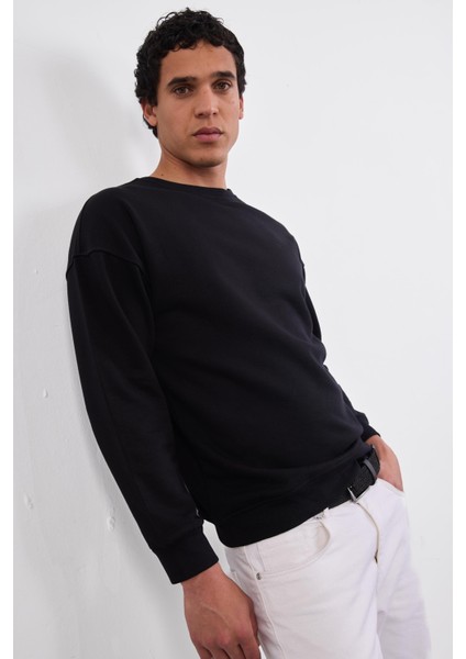Siyah Bisiklet Yaka Regular Fit Erkek Sweatshirt fırsatları