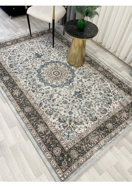 Gri Geleneksel Motifli Saçaklı Klasik Kaymaz Taban Halı