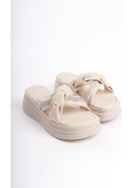 Freja Düz Topuklu Kurdele Desenli Taşlı Kalın ve Ortopedik Taban Kadın Terlik Kt Krem