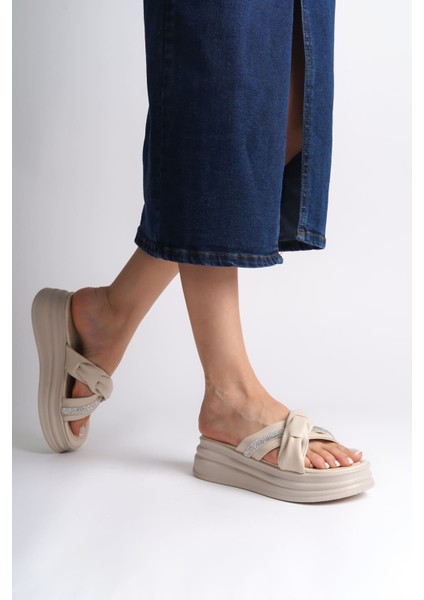 Freja Düz Topuklu Kurdele Desenli Taşlı Kalın ve Ortopedik Taban Kadın Terlik Kt Krem fırsatları