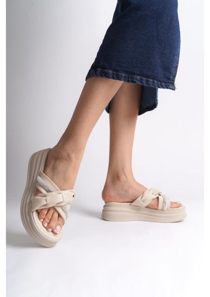 Freja Düz Topuklu Kurdele Desenli Taşlı Kalın ve Ortopedik Taban Kadın Terlik Kt Krem indirimleri