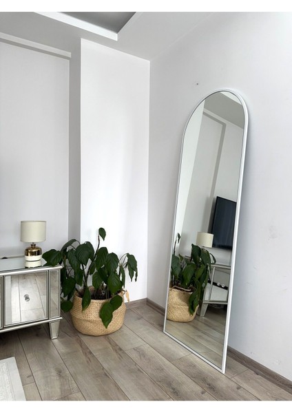 Beyaz Metal Çerçeveli Oval Ayaklı 180X70 cm Boy Aynası fırsatları