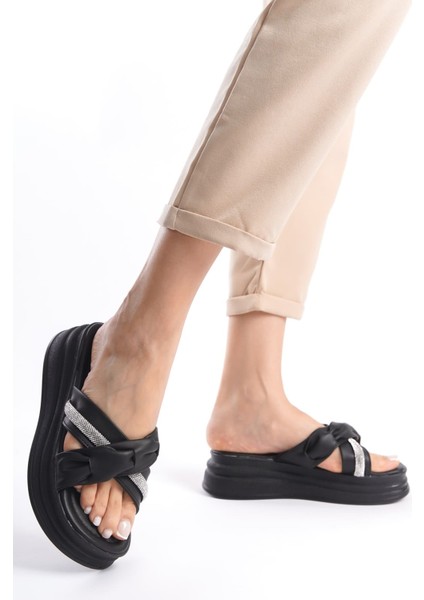 Freja Düz Topuklu Kurdele Desenli Taşlı Kalın ve Ortopedik Taban Kadın Terlik St Siyah fırsatları